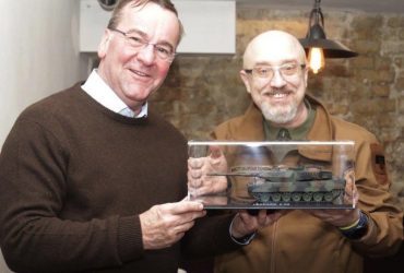 Все вирішив кава-брейк: Резніков зізнався, як умовив німців передати Leopard 2