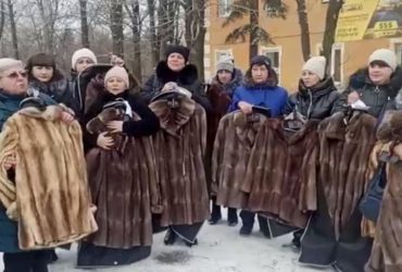 Матерям загиблих в ДНР бойовиків роздали шуби за загибель синочків (відео)