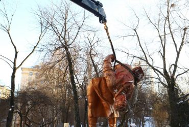 Боротьба з радянськими ідолами: у Києві демонтували пам’ятник Чкалову (відео)
