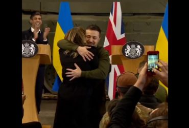 Зеленский удивил британские СМИ объятиями с журналисткой на встрече с Сунаком (видео)