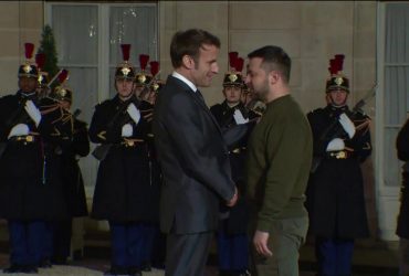 Зеленський прибув до аеропорту Орлі у Парижі і зустрівся з Макроном (відео)