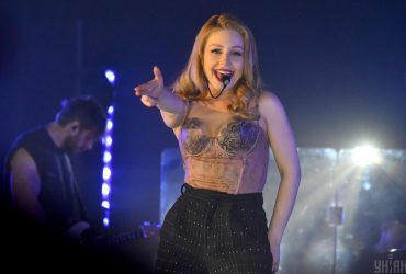 Тина Кароль неприлично вывалила грудь (фото)