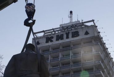 Ватутін - все: в Києві демонтували пам’ятник героїчному генералові (фото, відео)