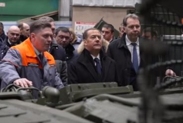 Медведев позавидовал успехам Зеленского в ЕС: призвал расчехлить производство своих танков