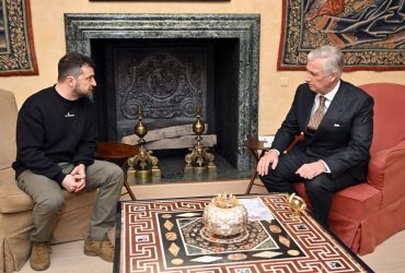 Зеленський передав королю Бельгії уламок збитого літака окупантів (фото)