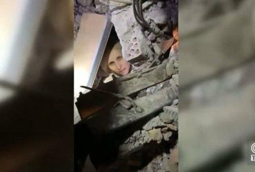 У Туреччині з-під завалів будинку врятували українку з дитиною (відео)