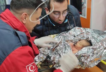 У Туреччині з-під завалів врятували новонародженого і сім'ю з шести осіб (відео)