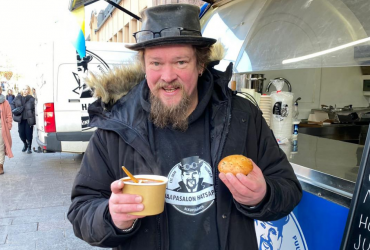 Зірка росТБ родом з Фінляндії продає їжу, щоб допомогти Україні