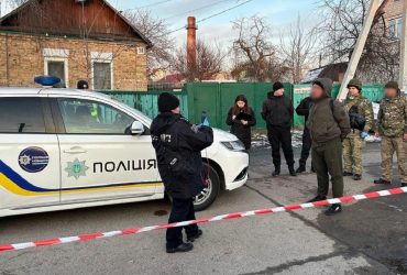 В Броварах задержала мужчину, который разгуливал с полным рюкзаком оружия (фото, видео)