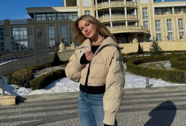 Леся Нікітюк блиснула розкішною фігурою в золотому купальнику