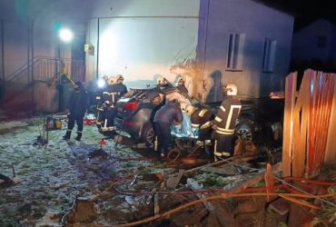На Львівщині автомобіль в’їхав у стіну будинку: четверо загиблих (фото)