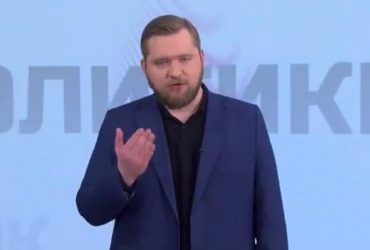 Бритый павлин готовится к войне: обезумевший Азаренок набросился на премьера Польши