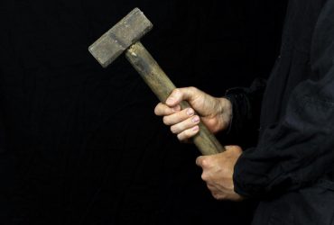 Для казней: российским мобикам на фронт прислали кувалды