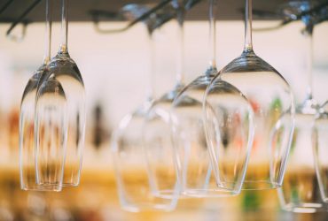 Копеечное средство и 5 минут времени: чем отмыть стеклянную посуду без разводов