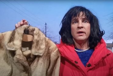 Шуба за мужа: двойник Зеленского спародировал жену оккупанта (видео)