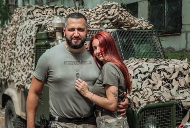 Беременная снайперша Эмеральд показала нежное поздравление от любимого с фронта