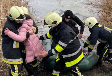 На Львівщині врятували дівчинку, яка провалилася під лід на озері