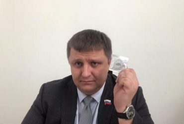 В РФ депутаты устроили цирк с дуэлью и презервативом (видео)