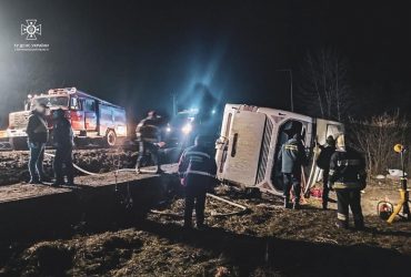 На Тернопільщині перекинувся туристичний автобус, є загиблі й поранені (фото)