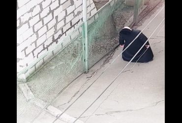 Ловить прихід: в Мелітополі священника застукали за дивним заняттям (відео)