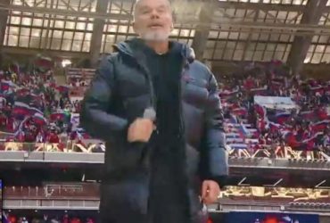 Путініст Газманов на концерті в Лужниках заклеїв логотип Prada на пуховику