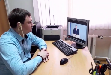 Російський депутат послухав послання Путіна з локшиною на вухах (відео)