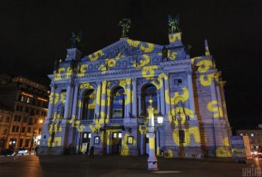 Свет для надежды: во Львове к годовщине войны подсветили знаковые здания (фоторепортаж)