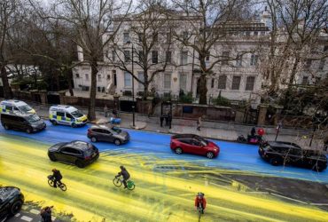 Кровавые Z и флаг вместо дороги: в Европе прошли акции против войны в Украине (видео, фото)