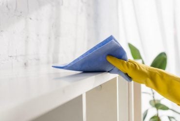 Чем вытирать пыль, чтобы она меньше садилась: простое решение (видео)