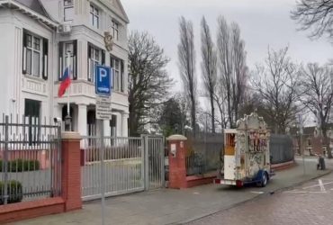 У Гаазі навпроти посольства РФ заграв гімн України (відео)