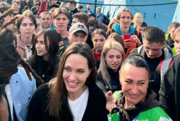 Джоли, Пенн, Честейн и другие: кто из мировых звезд побывал в Украине за год большой войны