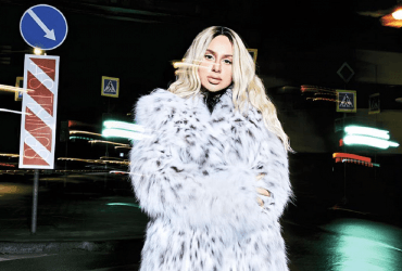 Зрадниця Анна Асті цинічно заспівала Чорнобривці 24 лютого (відео)