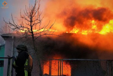 Погибли дети и женщина: Россия ударила по жилому дому в Херсонской области