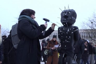 У Ризі перед посольством РФ у Путіна весь день забивали цвяхи (відео)