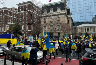 Українці влаштували акцію біля посольства Росії у Вашингтоні (фото, відео)