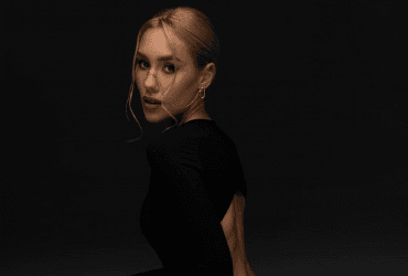 Даша Квіткова привідкрила груди в спокусливій фотосесії