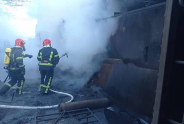 В одному з районів Києва пролунали вибухи й сталася пожежа (відео)
