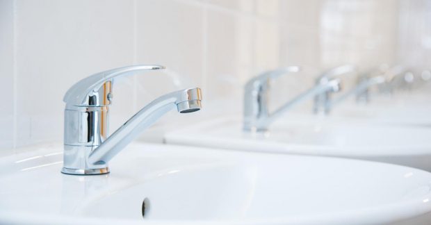 Чем убрать следы от воды на смесителе - полезный лайфхак — УНИАН