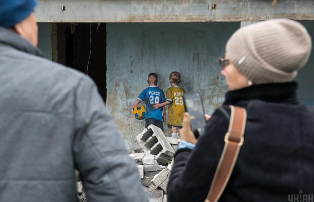 Порушує етичні питання: в Україну приїжджає все більше "воєнних туристів"