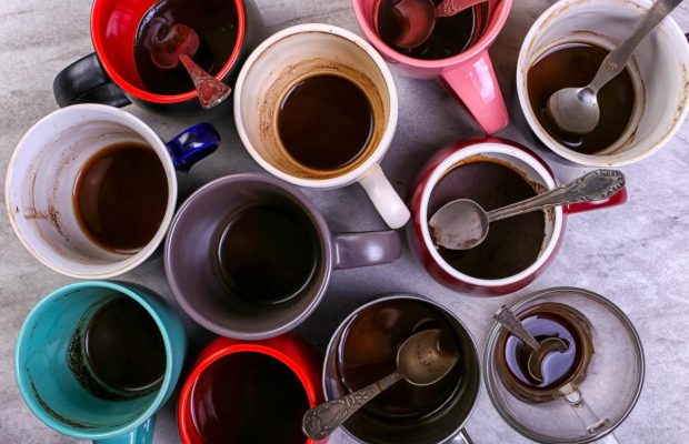 Будут сиять чистотой: как избавиться от чайного налета на чашках и термосе