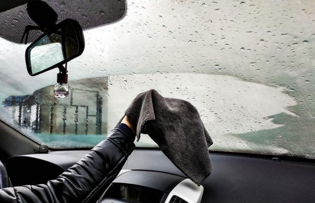 Обычный картофель спасет от запотевших стёкол в машине: как это работает