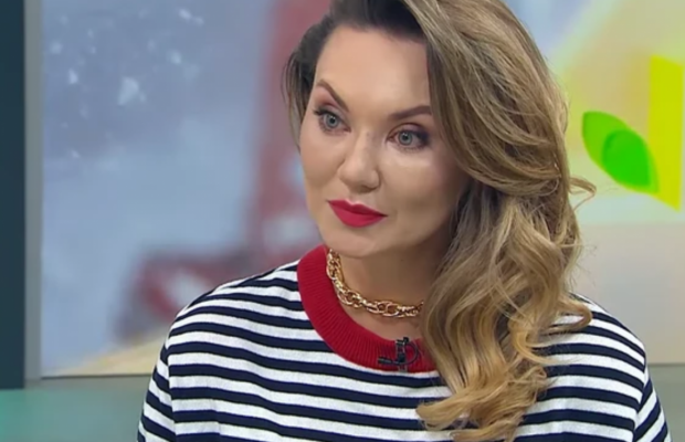 Зірка "Сватів" у прозорій білизні вразила своїми формами (відео)