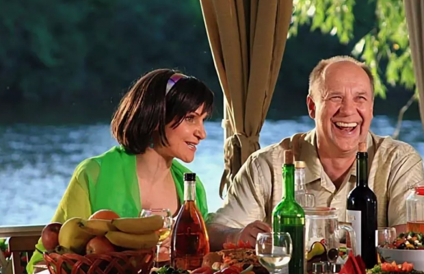 Помните Сан Саныча из "Сватов"? Сегодня этого облысевшего дедульку не узнать (фото)