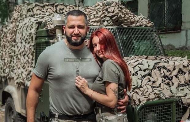 Беременная снайперша Эмеральд показала нежное поздравление от любимого с фронта