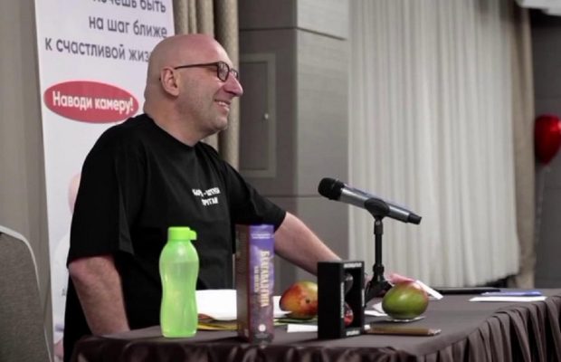 Психолог Сатья Дас нелепо оправдался после избиения россиянки с онкологией