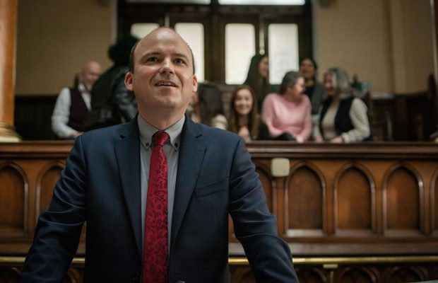 Вышел трейлер биографической комедии о британце, который решил создать "народный банк"