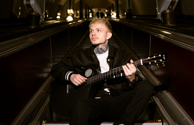 "Ножі": Вася Демчук присвятив пісню екс-дівчині, з якою його розлучила війна (відео)