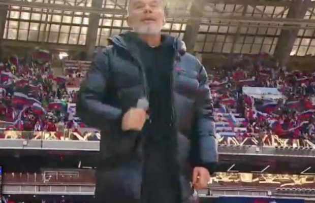 Путинист Газманов на концерте в Лужниках заклеил логотип Prada на пуховике