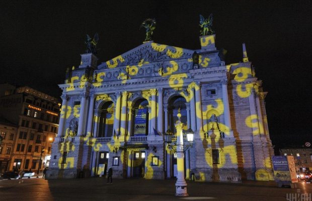 Світло для надії: у Львові до роковин війни підсвітили знакові будівлі (фоторепортаж)