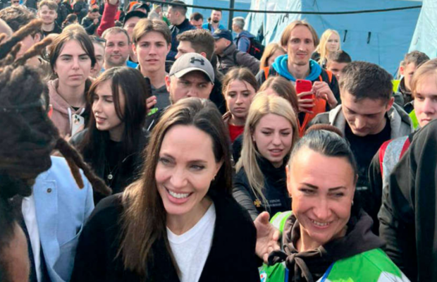 Джоли, Пенн, Честейн и другие: кто из мировых звезд побывал в Украине за год большой войны